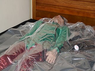Dec 25 2022 - Christmas Day Vacpacking In My Red Pvc Pants Green Satin Shirt & Tie With Pvc Aprons free video